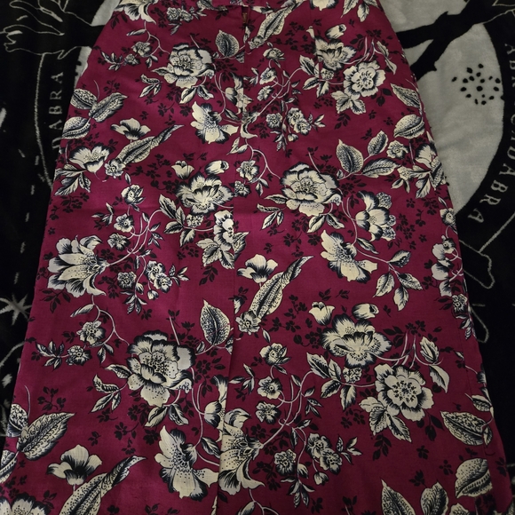 Liptons- Floral Pencil Skirt - Picture 2 of 6